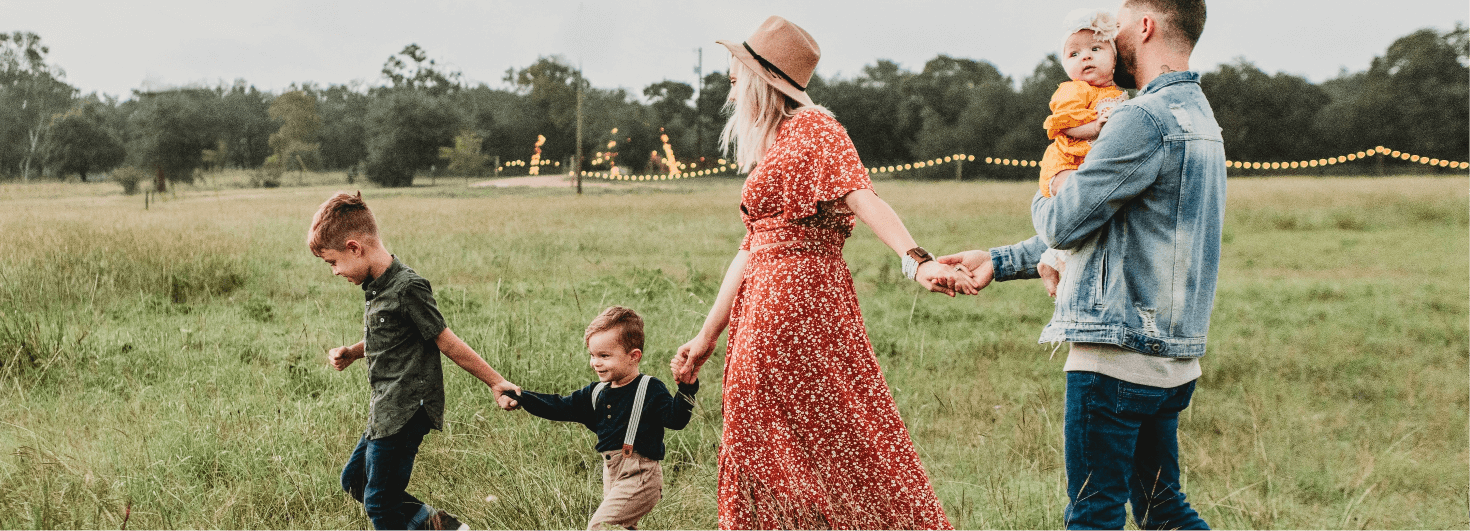 Famille heureuse en plein air